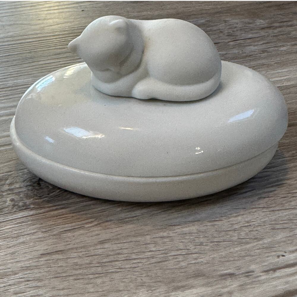 Vintage White Ceramic Sleeping Cat Trinket Box Oval Jewelry Keepsake Box